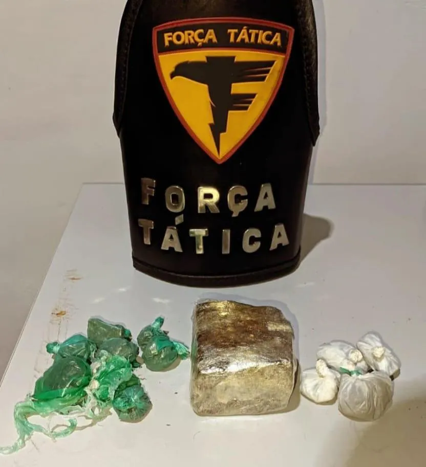 Substâncias entorpecentes apreendidas durante a ação policial que resultou na prisão de uma mulher por tráfico de drogas – Foto: Divulgação / 10º BPM