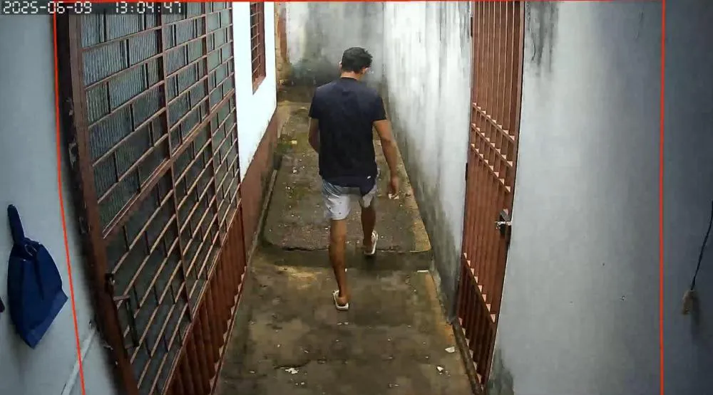 Suspeito flagrado por câmeras de segurança no momento de um dos furtos. - Foto: Divulgação