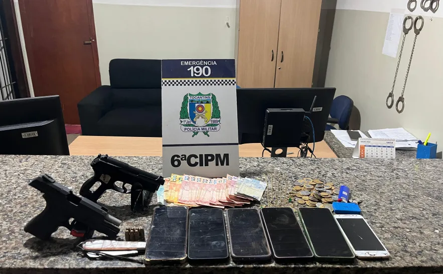 Armas de fogo, munições, dinheiro e aparelhos celulares apreendidos pela PM – Foto: Ascom / 6ª CIPM 