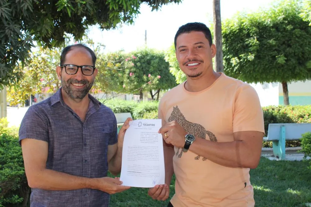 Representando o Itertins, o chefe da Assessoria Jurídica do órgão, Edimar Ferreira, e o prefeito de Combinado, Dione do Pastel, celebram a assinatura do Acordo de Cooperação Técnica. - Foto: Uendel Souza/Governo do Tocantins