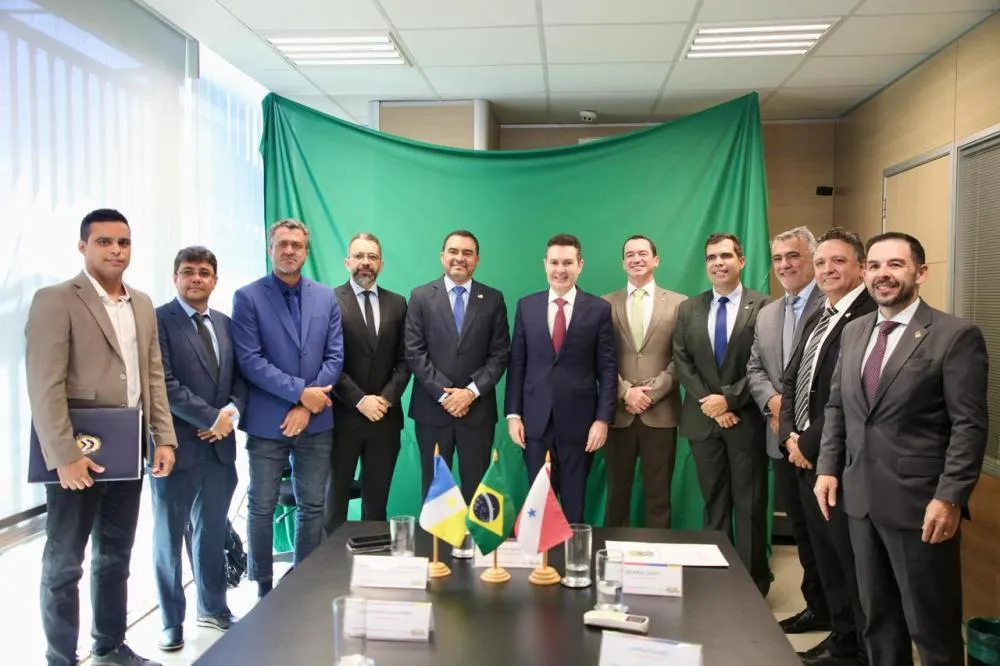 Em agenda com ministro das Cidades, Jader Barbalho Filho, para ampliação do Minha Casa Minha Vida. Foto: Thiago Cruz/Governo do Tocantins