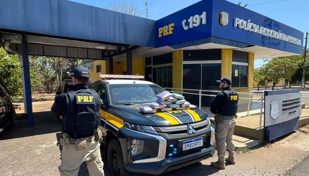 Os tabletes da droga estavam escondidos em duas malas – Foto: Divulgação / PRF