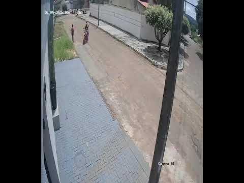 Mulher tem celular roubado após ser abordada por criminosos enquanto andava com a filha pequena na região sul de Palmas